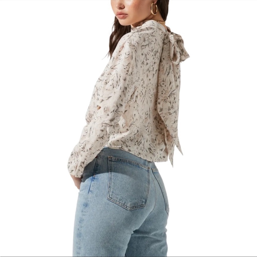 NWT ASTR off white sketch floral blouse with tie Sz S - Picture 1 of 16